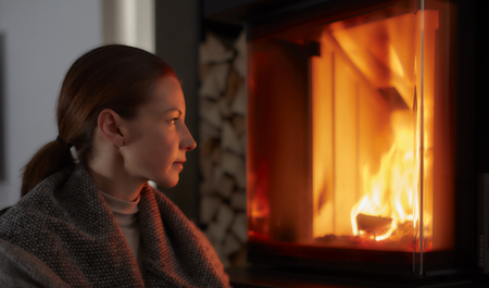 Kandalló és a tüzet néző hölgy