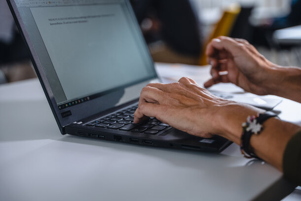 Mitarbeiter bei der Arbeit am Laptop