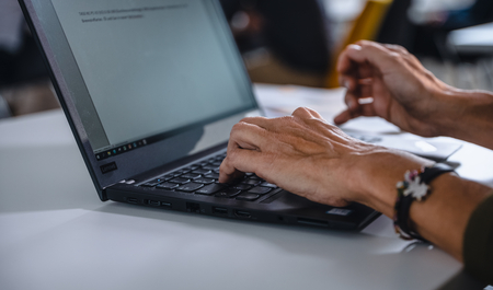 Laptopot használó hölgy keze