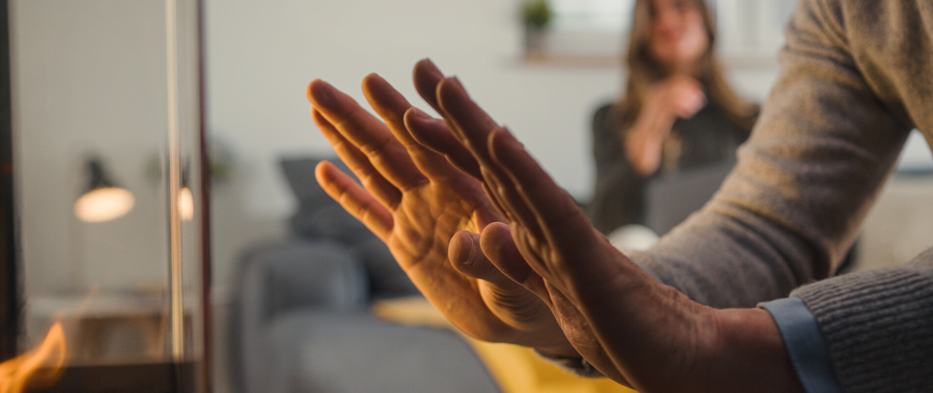 Kädet takkatulen ääressä