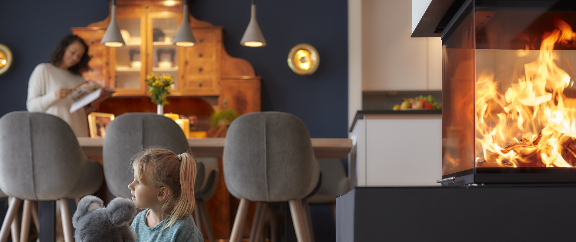 Barn som sitter ved peis