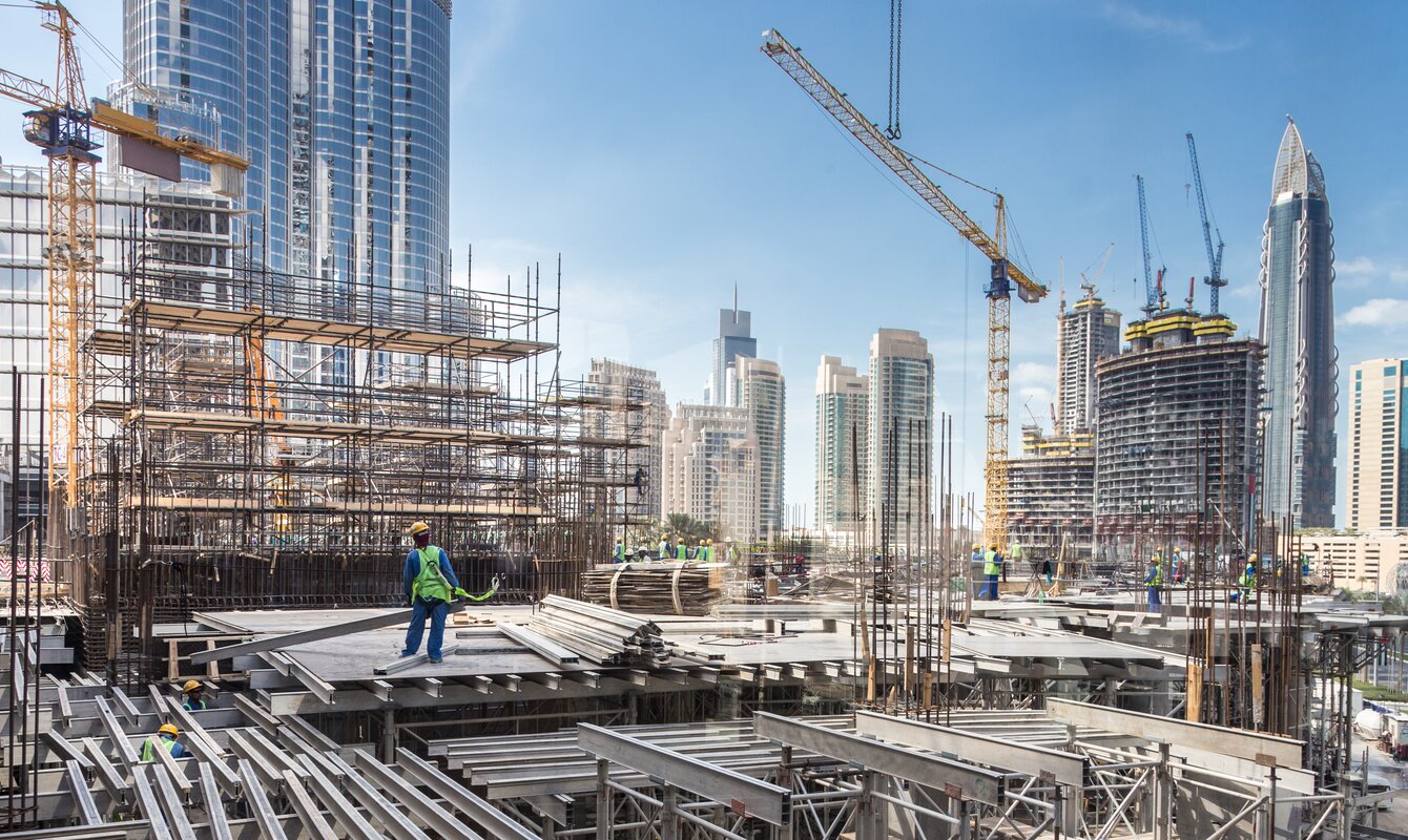 Baustelle mit tragenden Stahl-Stützkonstruktionen | © AdobeStock 294720283