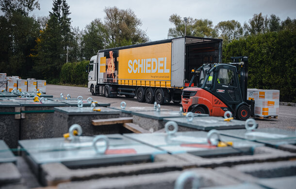 Schiedel LKW wird von einem Gabelstapler beladen.