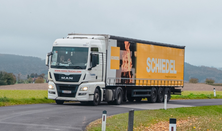 Logistik: Ein Schiedel LKW fährt auf der Strasse