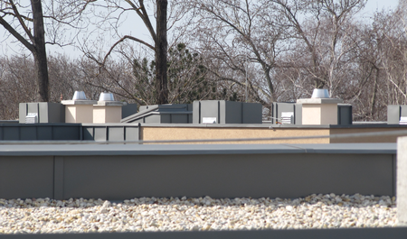 Komíny na střeše bytového domu