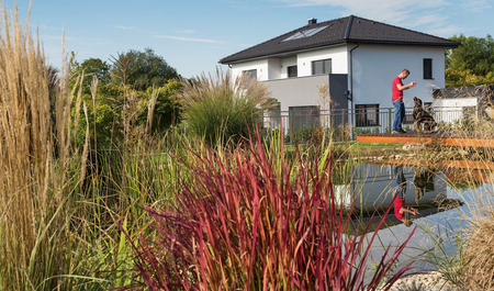 Prekrasna kuća kraj malog jezera