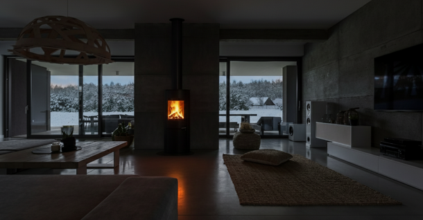 Működő kandalló sötét szobában