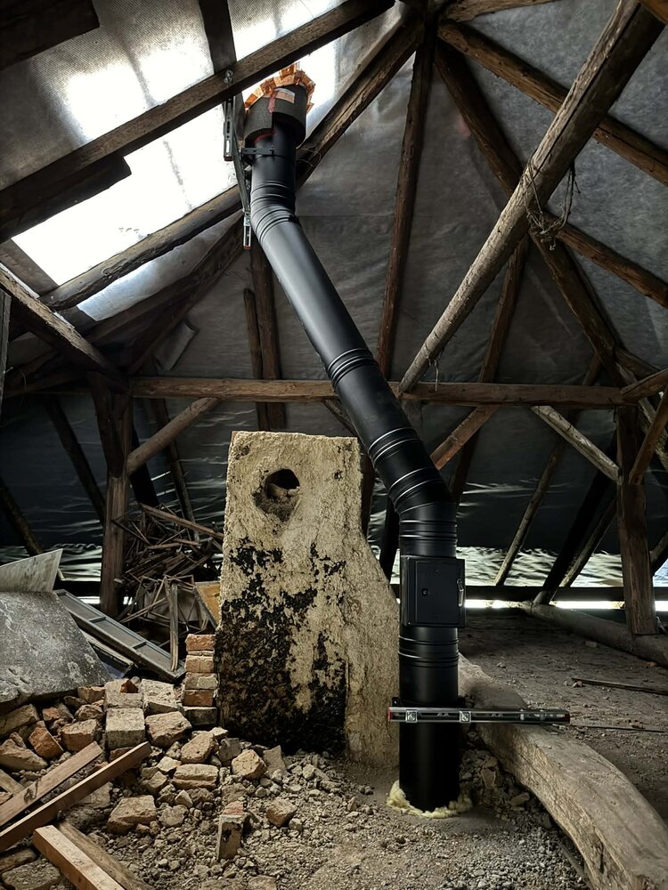 Skrateny nevhodny murovany komin a realizacia komina Schiedel PERMETER s úhybom