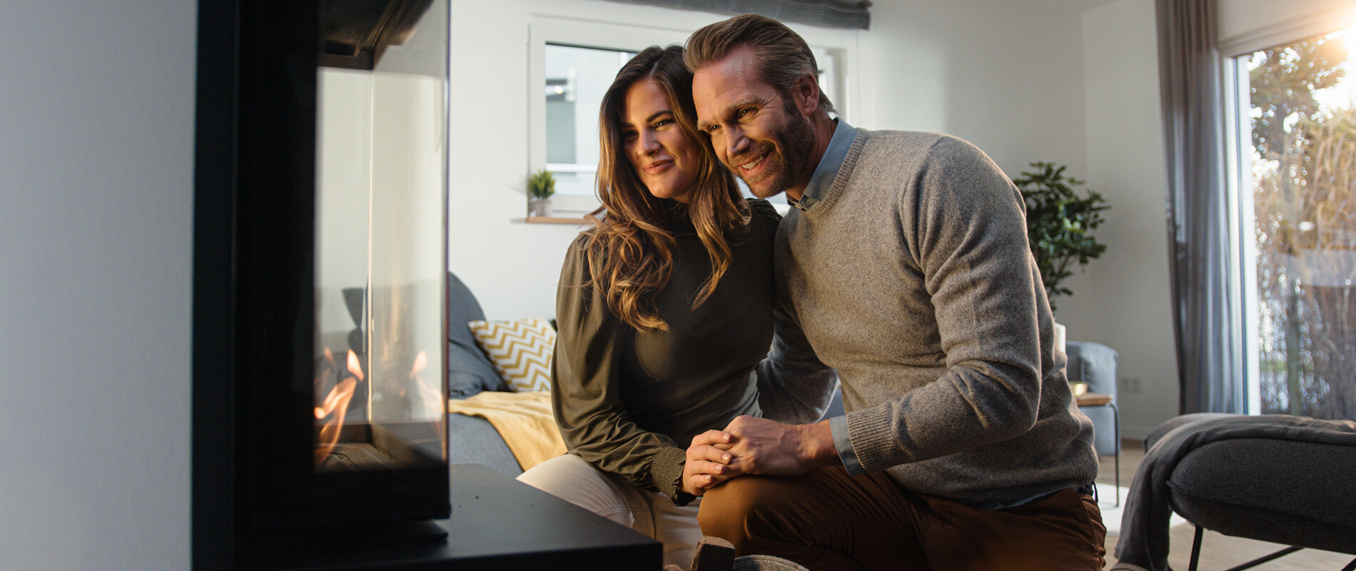 Frau mit Getränk in einem kalten und warmen Raum 