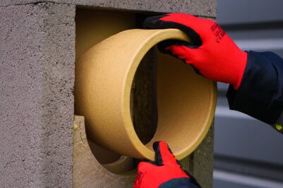 Schiedel Mitarbeiter prüft Abgassystem einer bestehenden Großanlage