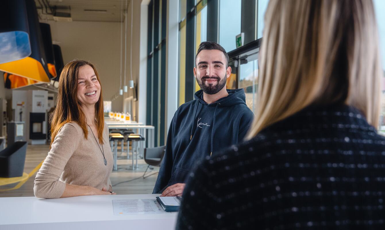 Kunden am Service Desk