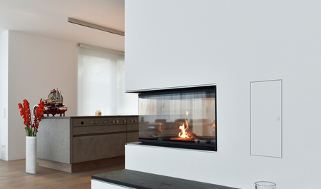 Rejtett ajtós kéményláb a fal színével festett ajtaja egy nappali szobában