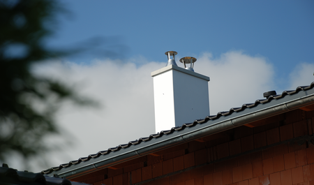 Rostbeton kész kéményfej egy házon