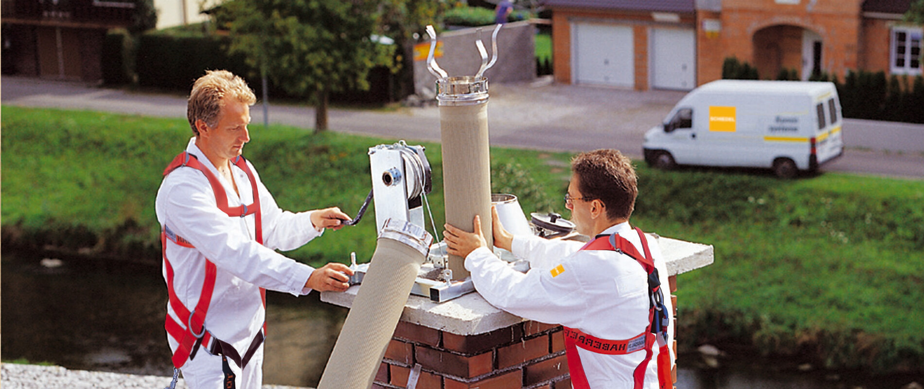 Vložkovanie starého murovaného komína eramickou izostatickou vložkou. Jediná, ktorá vydrží vykurovanie ekohráškom 