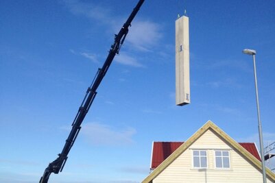 Solid Vent toløps etasjepipe heises inn i bolig med kranbil