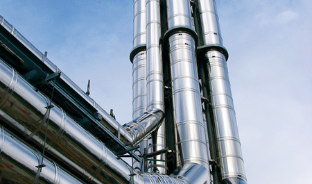 Skupina priemyslových nerezových komínov