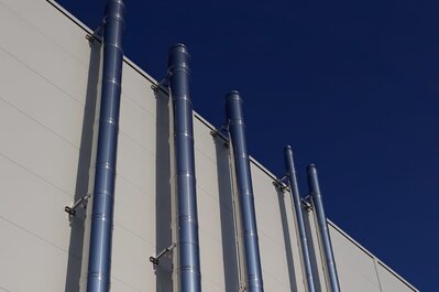 ICS kémények egy ipari pékség külső falán ICS kémények egy ipari pékség külső falán