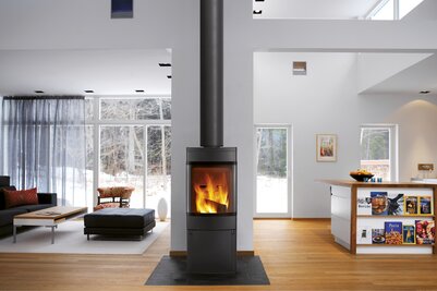 Kamin u sredini open space prostora