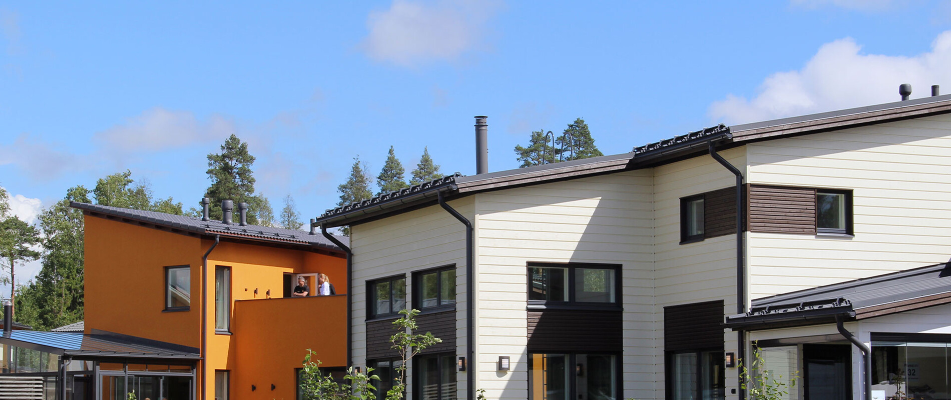 Szürke színű PERMETER SMOOTH egy kertvárosi lakóházon