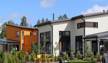 Szürke színű Permeter kémény egy kertvárosi épületen