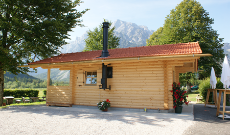 Čierny komín na fasáde chatky