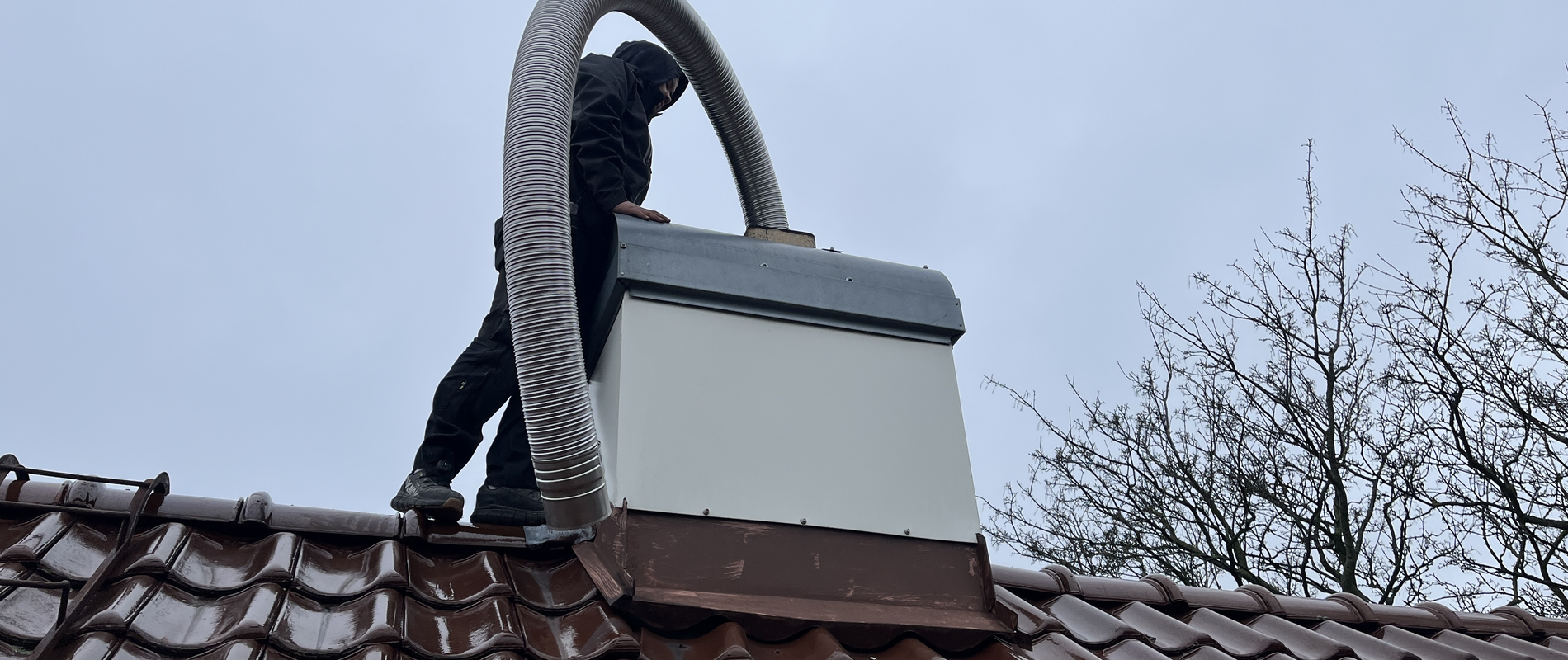 Män installerar Tecnoflex-rör