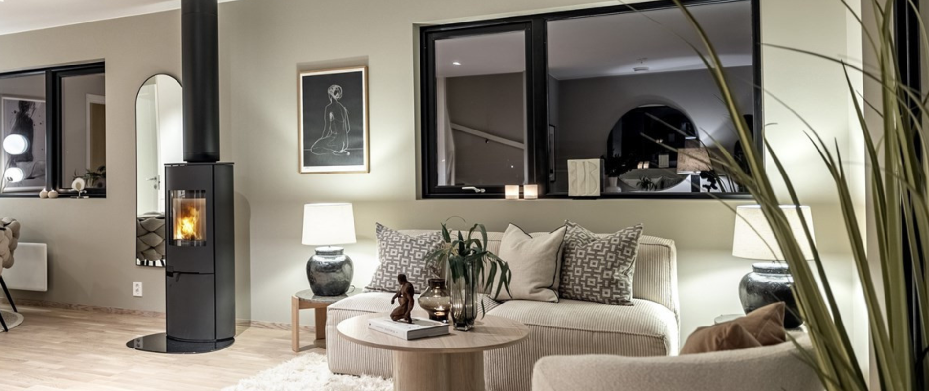 Sirius kandalló és hangulatos lámpák egy világosbézs színű nappaliban