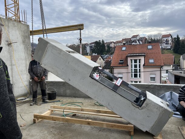 Montáž KINGFIRE pomocí jeřábu