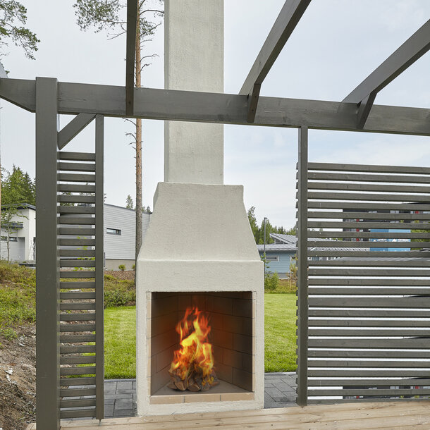 Valkoinen Isokern Garden L terassilla