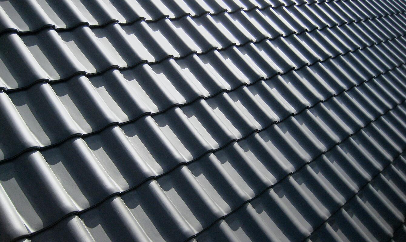 Musta katto | © https://unsplash.com/photos/grey-roof-m_vEaZizd2s