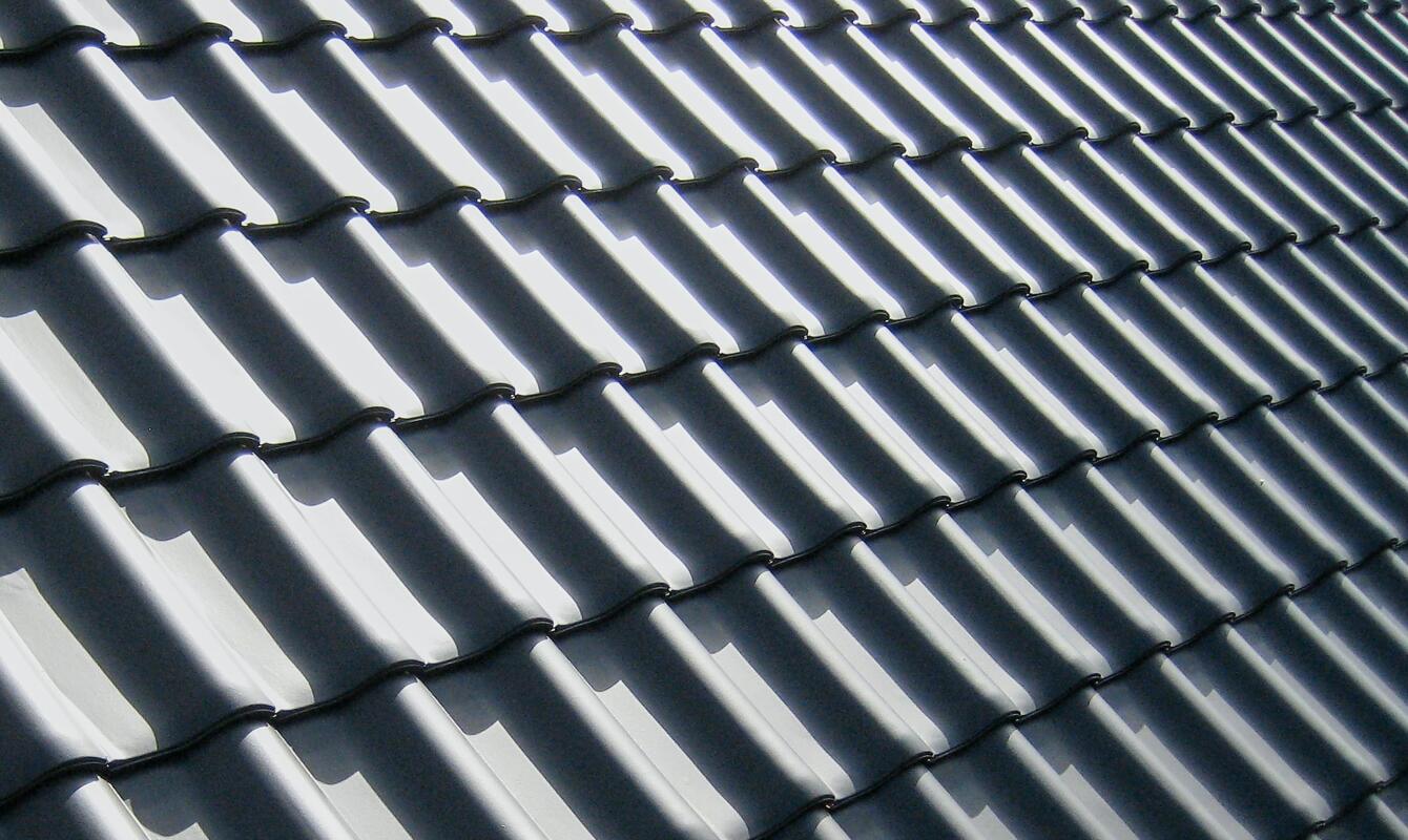 Image Title: If somebody hovers the image it appears. | © https://unsplash.com/photos/grey-roof-m_vEaZizd2s