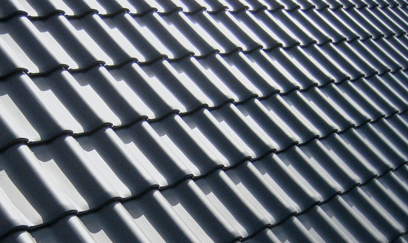 Image Title: If somebody hovers the image it appears. | © https://unsplash.com/photos/grey-roof-m_vEaZizd2s