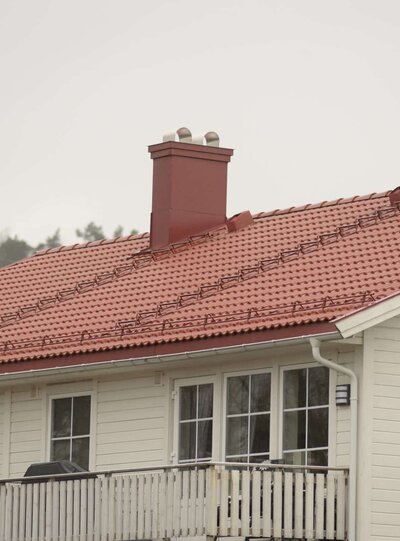 Universal takstige med justerbar bredde og ferdigmontert stigepute.