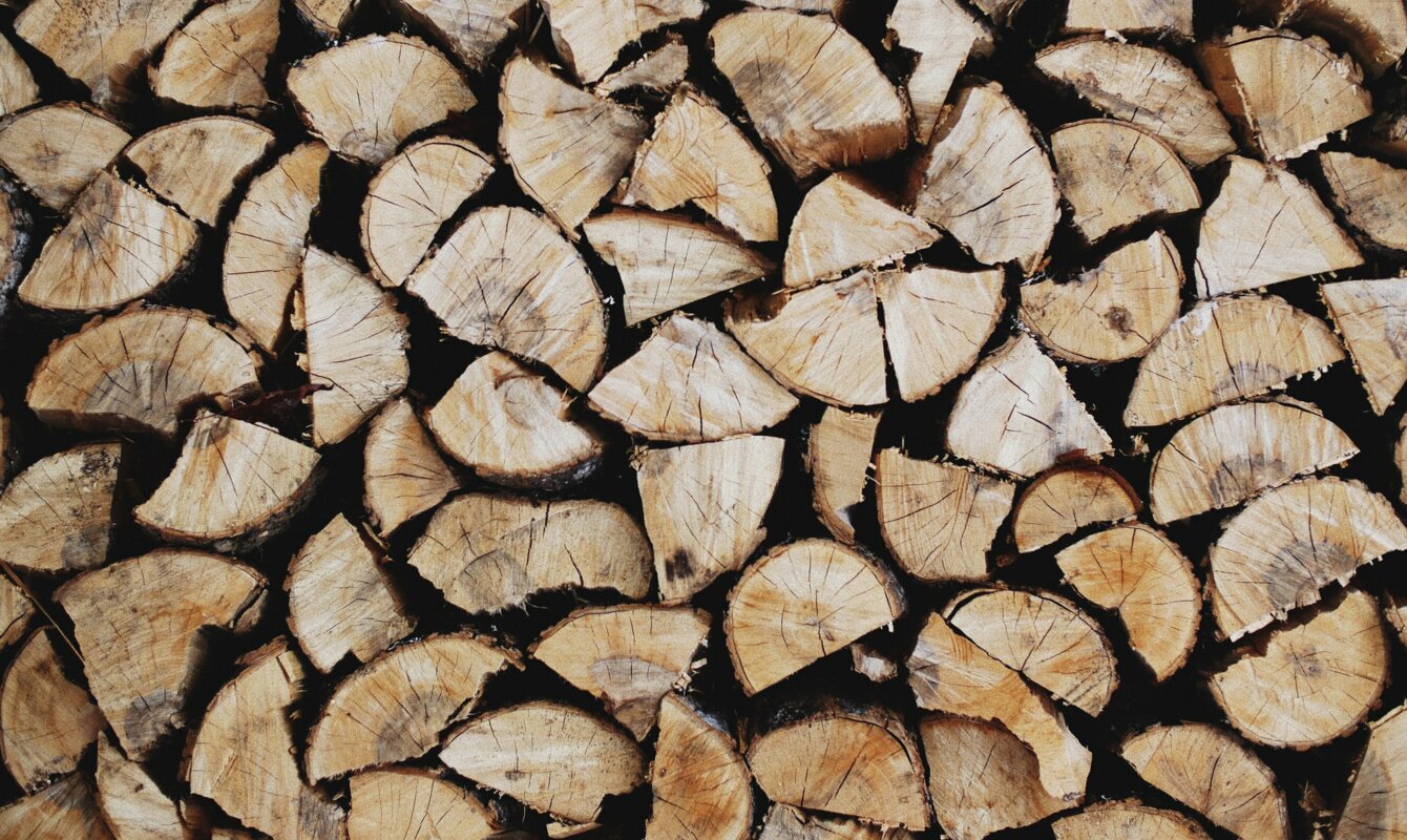 Gestapeltes und gespaltetes Brennholz | © Patrick Tomasso