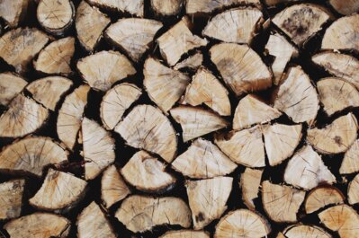 Gestapeltes Holz | © Patrick Tomasso
