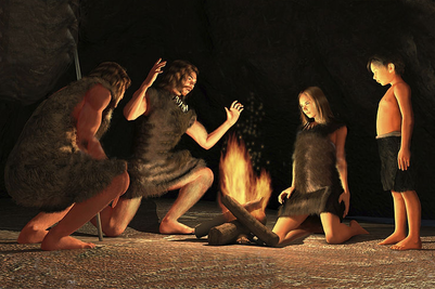 Urzeit-Menschen vor einem offenen Feuer | © iStock-506843489