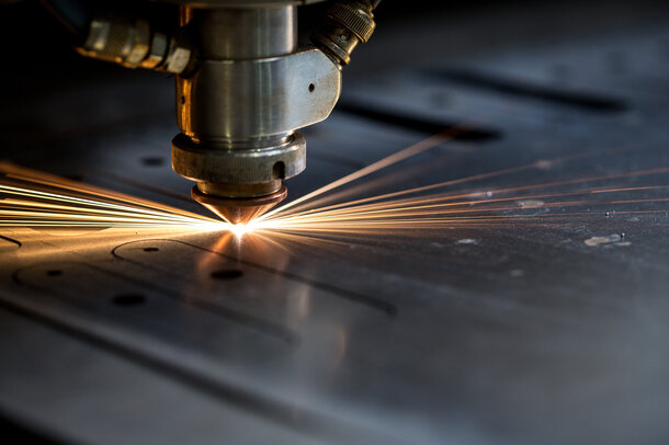 Laser cutter cutting tailormade parts | © AdobeStock 91462031