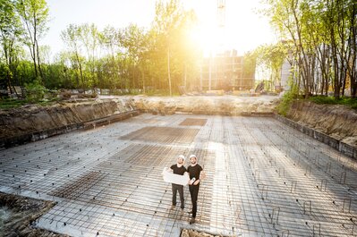 Architect and project manager standing on project site. | © AdobeStock 208121526