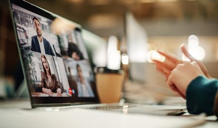 PRODUCT INFORMATION HANGOUTS | © AdobeStock 558704093