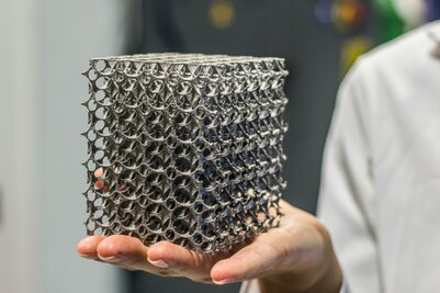 Cube Metall  | © iStock-455602817