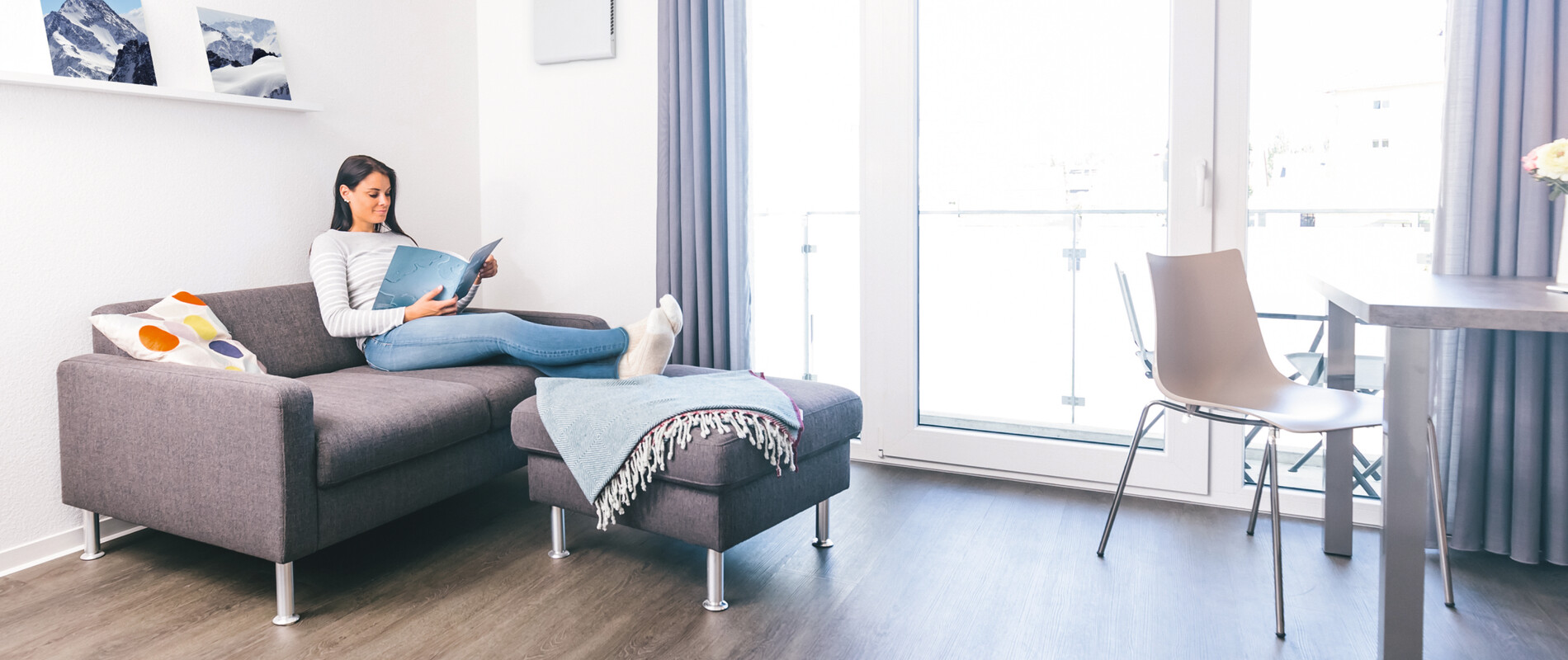 Žena čte časopis v obývacím pokoji | © ZEHNDER
